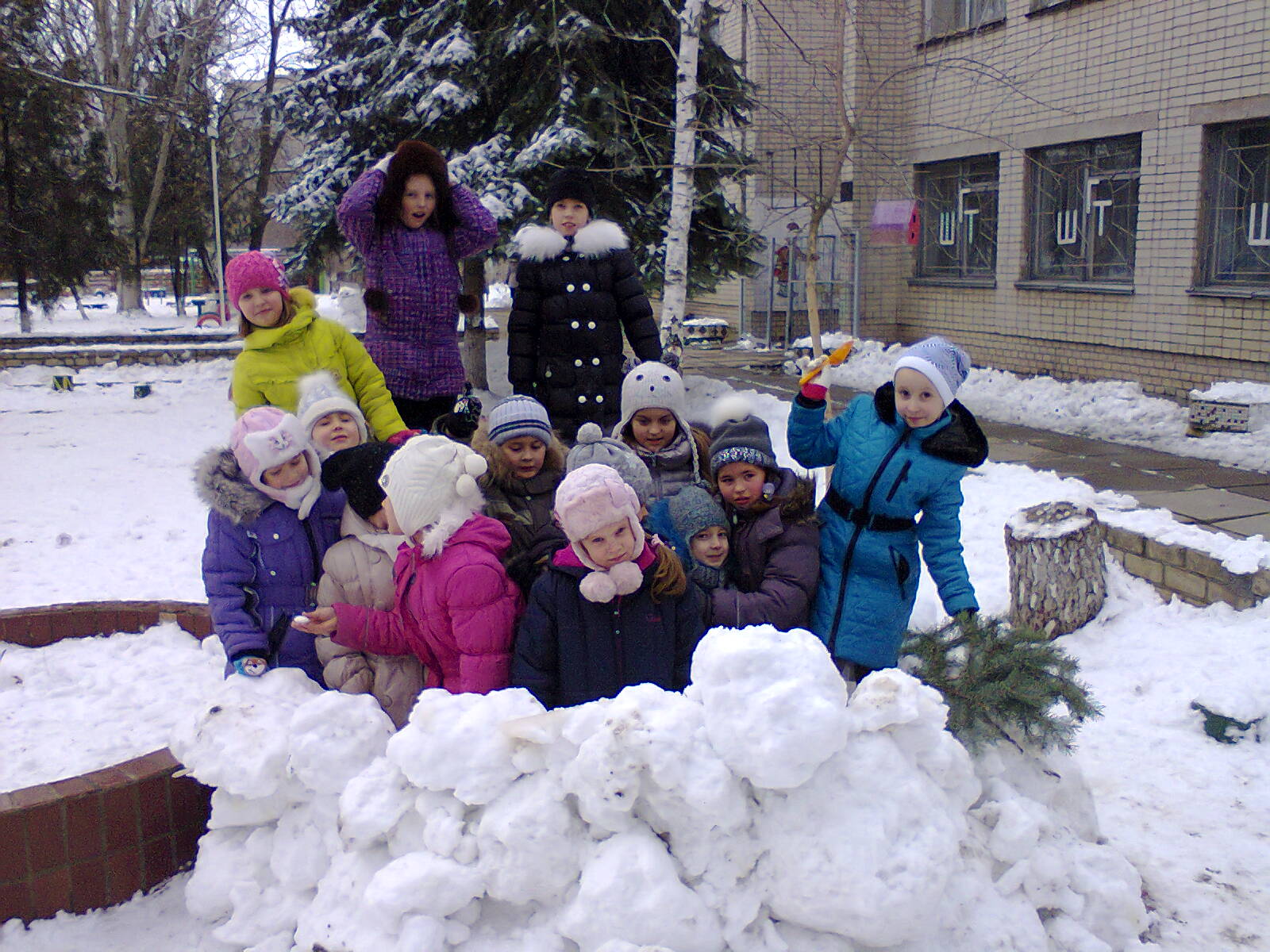 Детский сад снежок. Дети на прогулке в детском саду. Зимние прогулки с детьми. Дети на прогулке зимой. Зимние занятия для детей на улице.