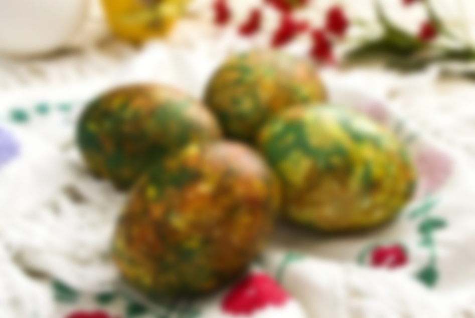 Как покрасить яйца на Пасху 2022 в луковой шелухе и зеленке