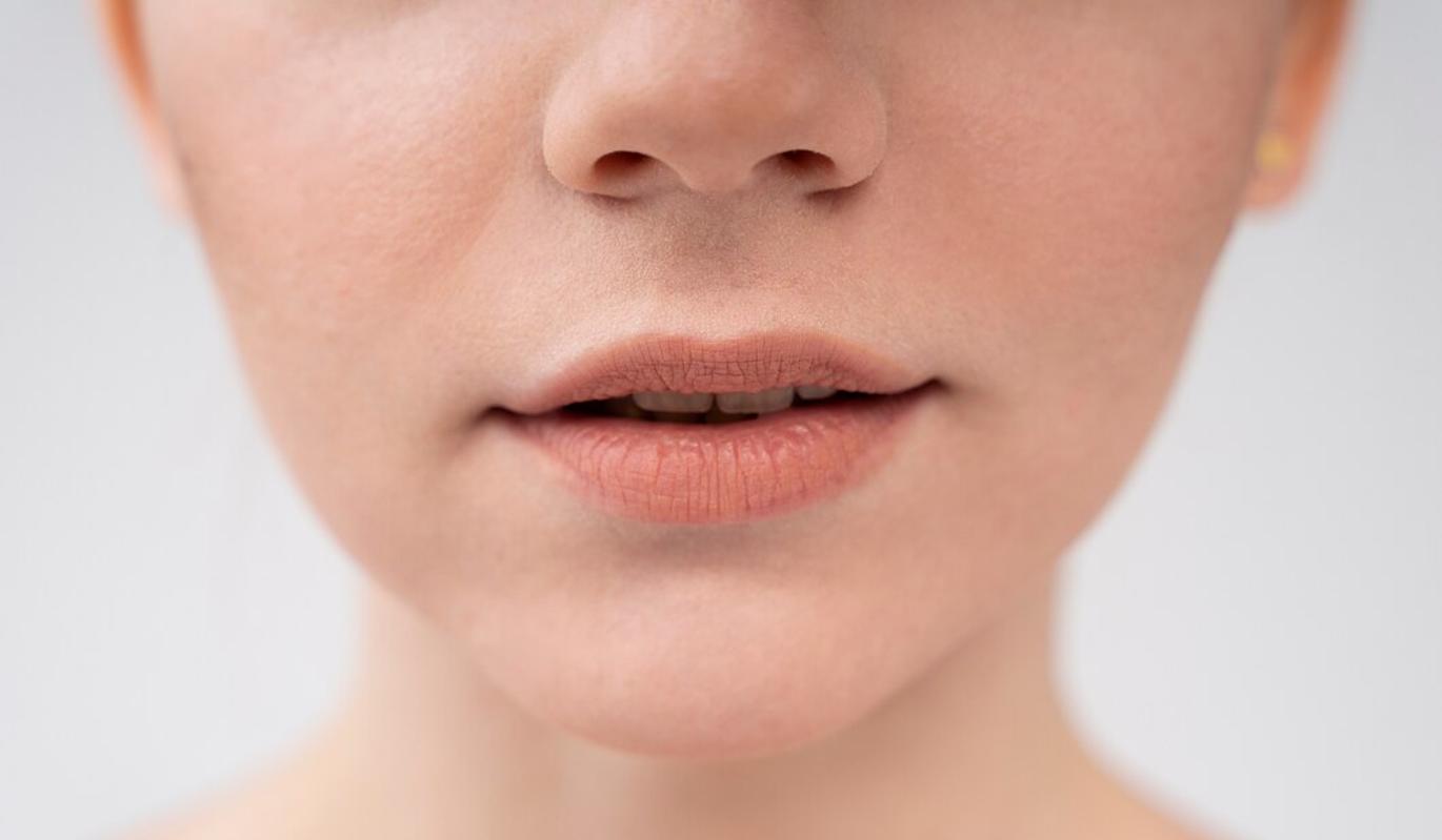 Почему появляются язвы во рту: причины и способы лечения
