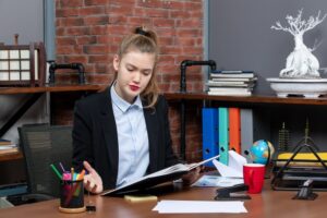 Уровень дохода юристов в России в 2022 году 0um9e9w7spx4mc397n